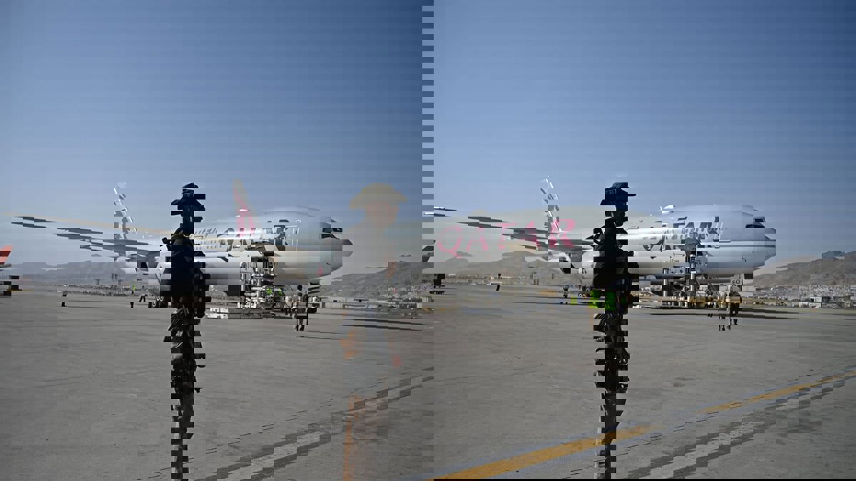 طائرة تقل أكثر من 230 راكبا تغادر مطار كابول إلى قطر