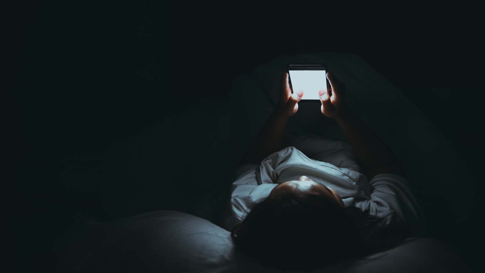 ماذا يفعل قضاء ساعة واحدة يوميا أمام الأجهزة الرقمية بنظرك؟