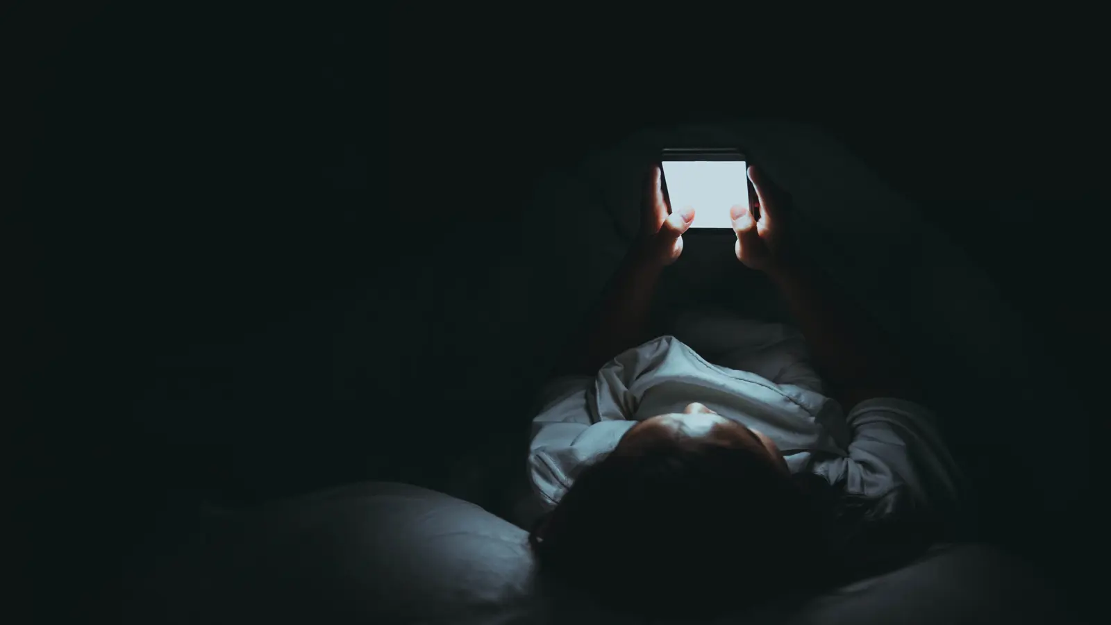 ماذا يفعل قضاء ساعة واحدة يوميا أمام الأجهزة الرقمية بنظرك؟