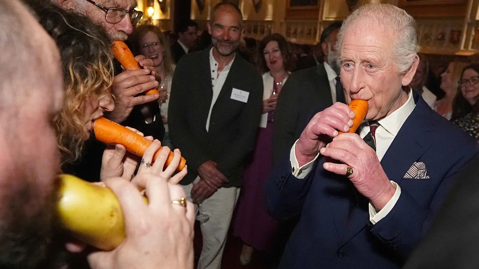 الملك تشارلز يعزف على جزرة (فيديو)