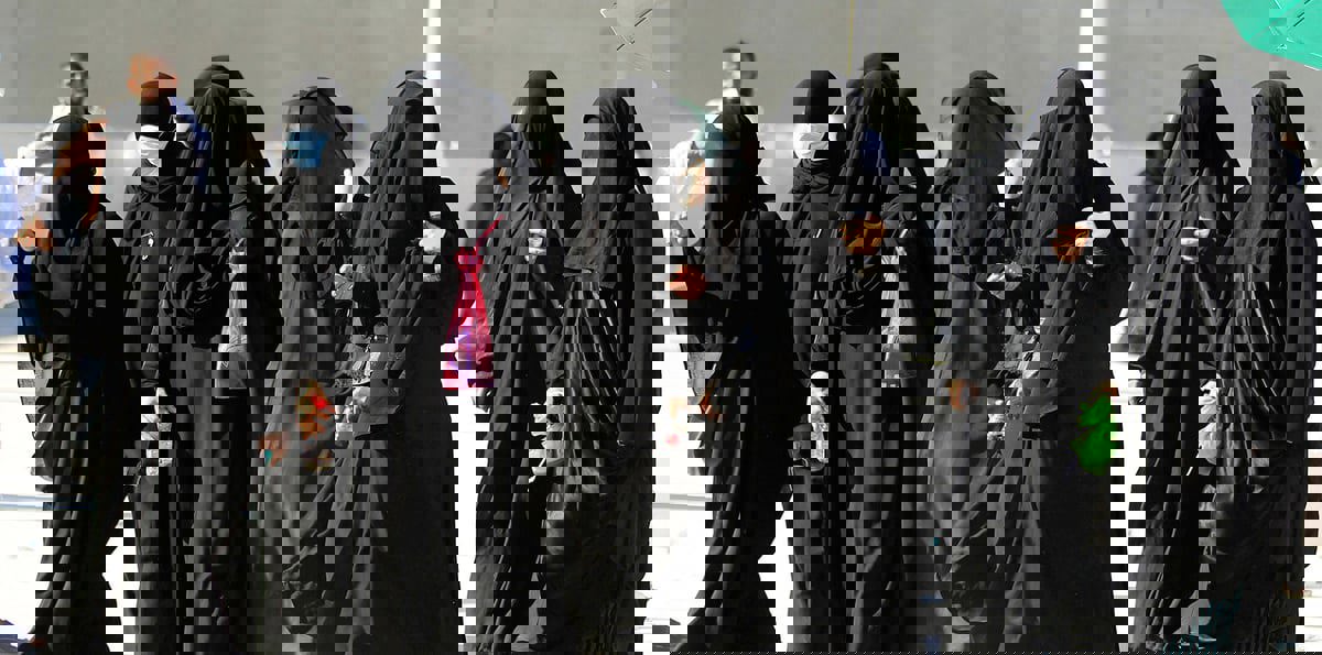 "العباءة بدعة".. ثورة نسائية تهدّد أشهر رموز التيار المحافظ في السعودية