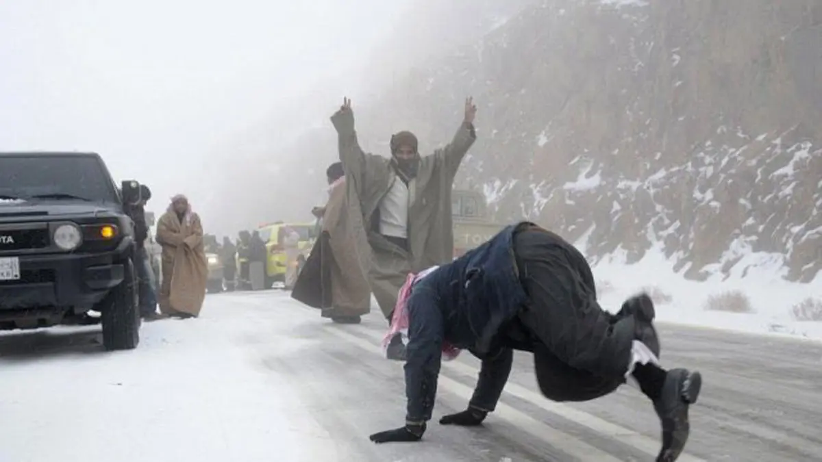 مشاهد مذهلة لتساقط الثلوج على تبوك السعودية 