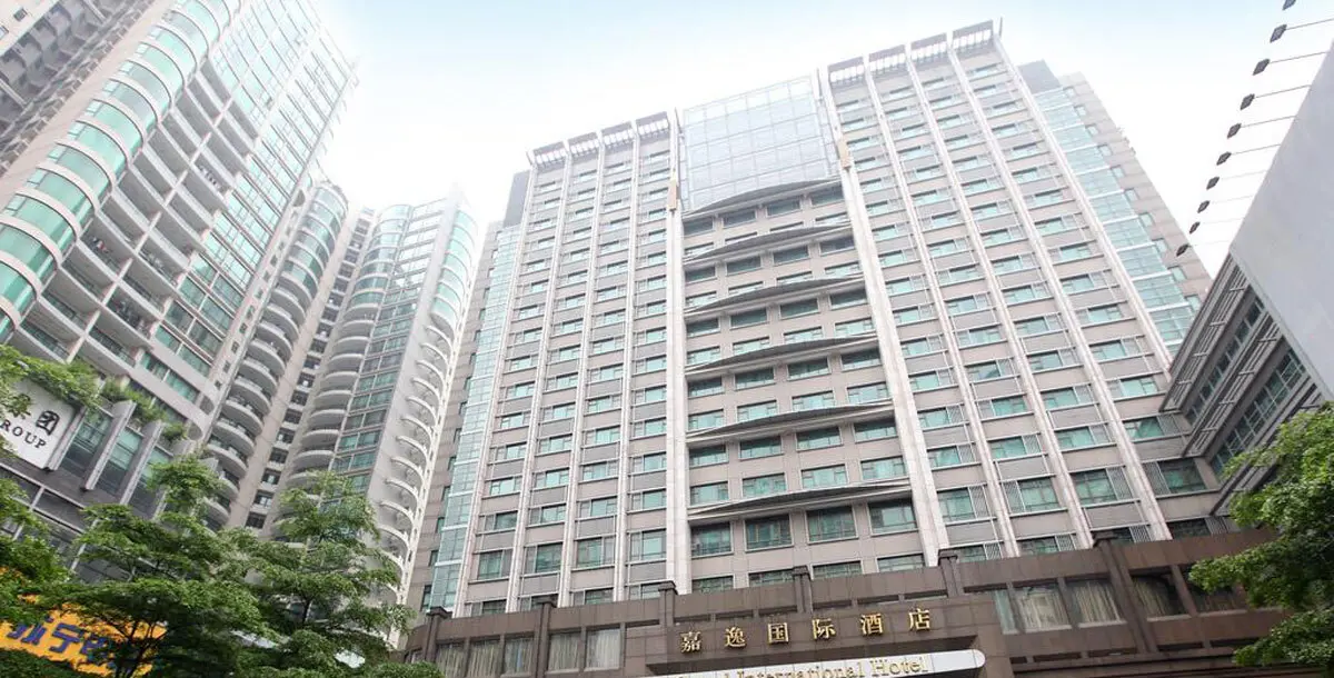 بالفيديو.. سائح في الصين حاول الفرار من الفندق فعلق في الهواء