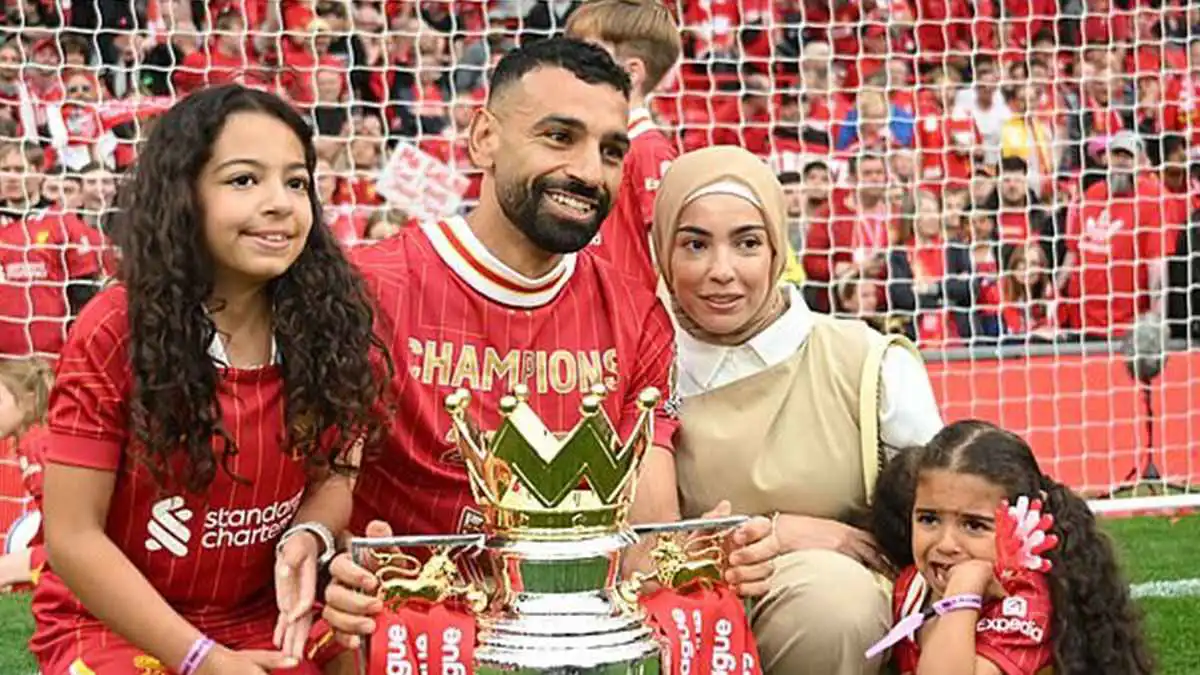 لماذا لم تحضر زوجة محمد صلاح حفل تتويجه بجائزة الأفضل؟