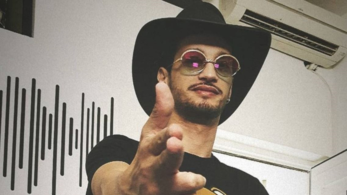 أثار غضب المغاربة.. المغني "سولكينغ" يبرر رفعه علم "البوليساريو" (فيديو)