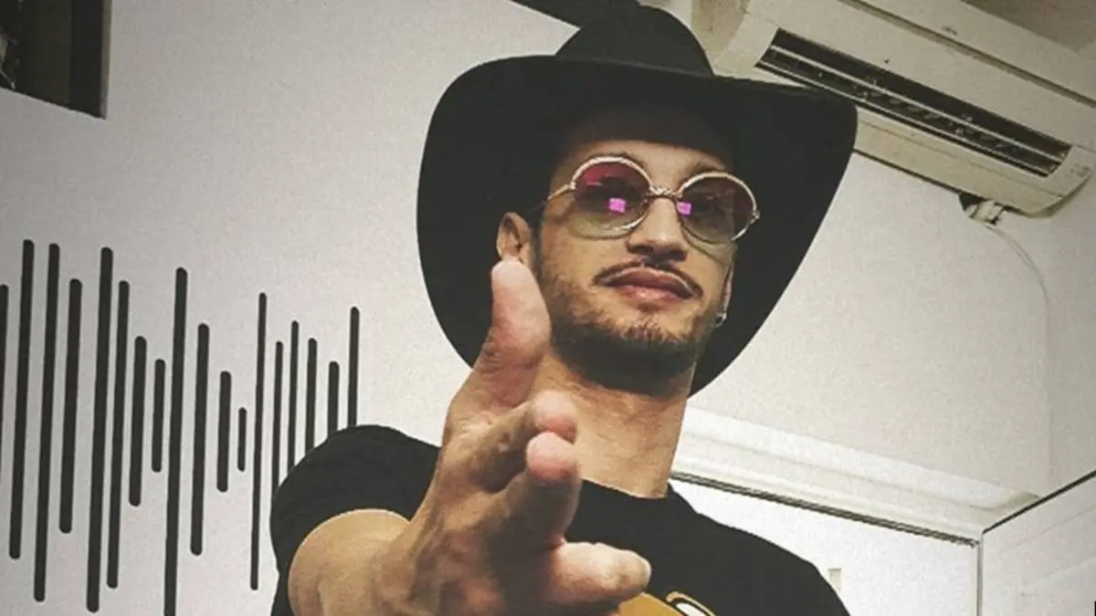 أثار غضب المغاربة.. المغني "سولكينغ" يبرر رفعه علم "البوليساريو" (فيديو)