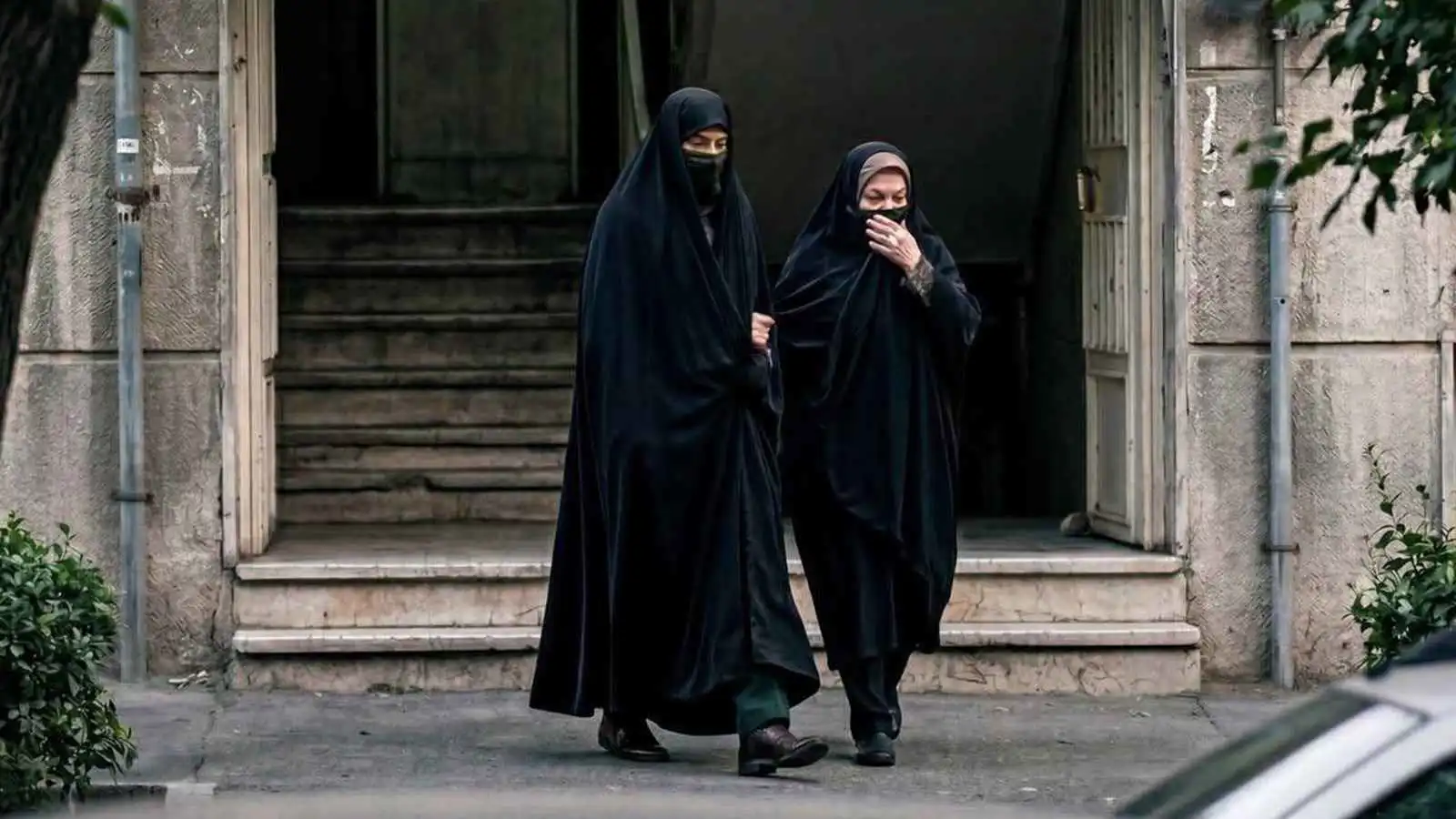 نشطاء: قادة في الحرس الثوري يتخفون بملابس نسائية هرباً من أعين الموساد