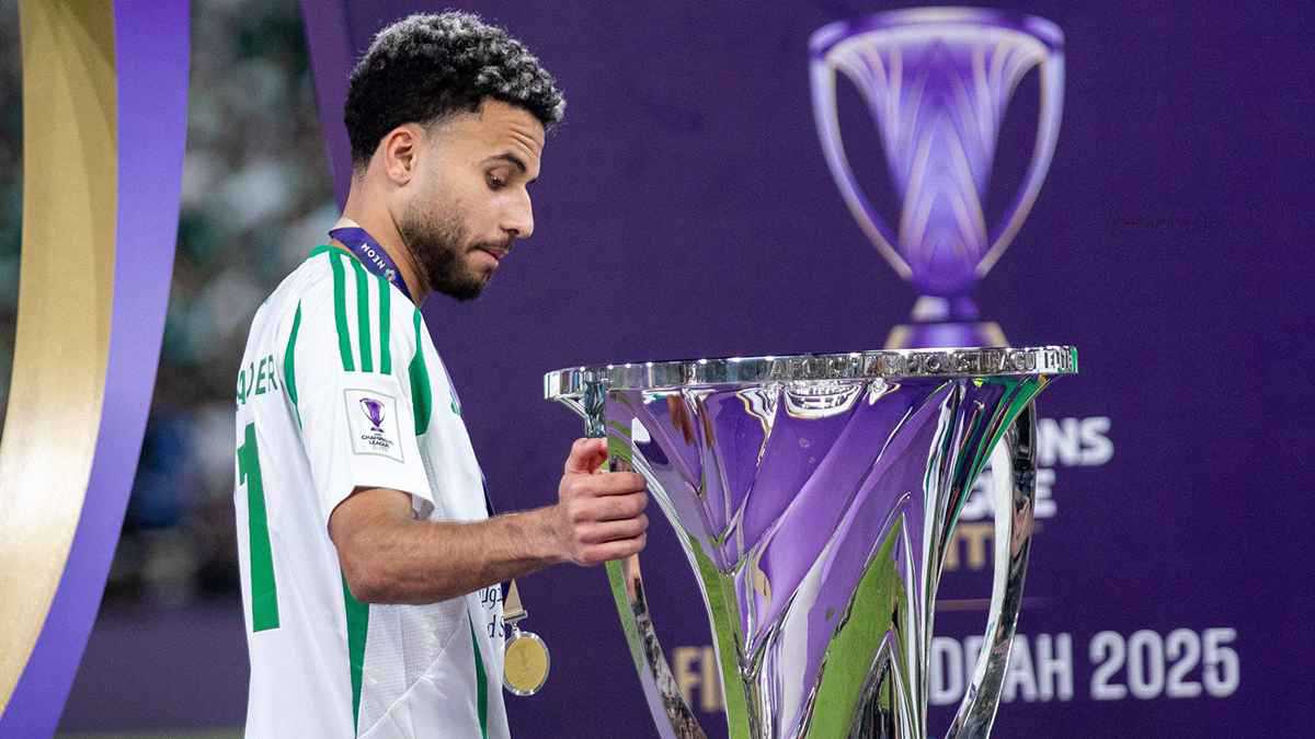 نجم الأهلي السعودي يرحل إلى البرازيل