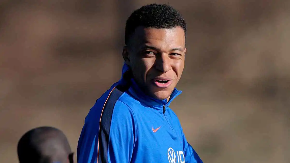 رغم نفي مبابي شائعة إصابته.. صحفي فرنسي يتهم ريال مدريد واللاعب بالكذب