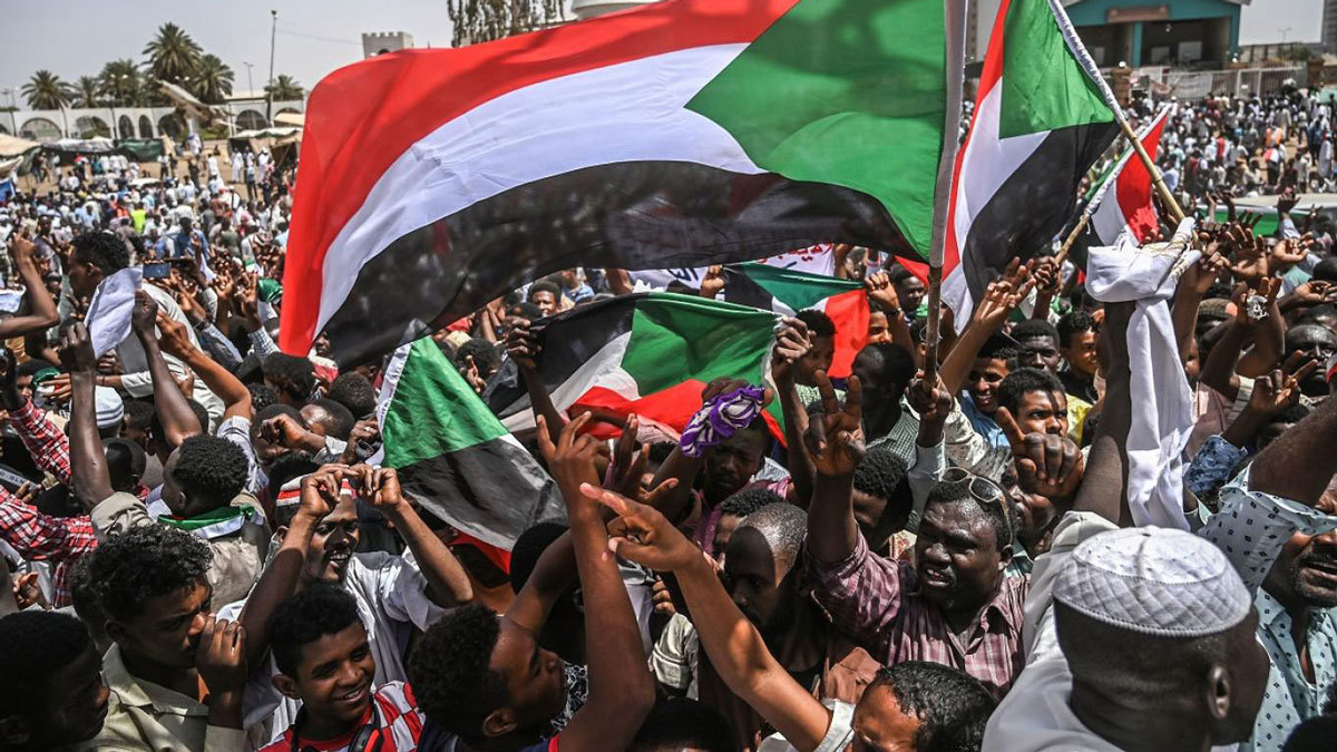 مئات السودانيين يعتصمون أمام مصفاة للنفط شمالي الخرطوم‎