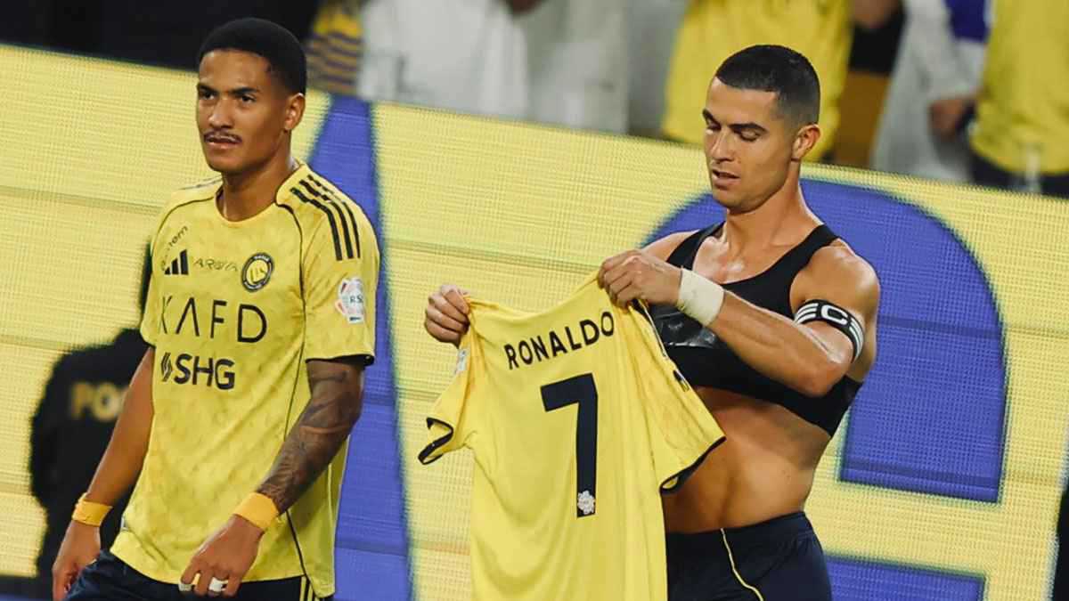 كريستيانو رونالدو يعلم سبيد كيف "يطبل" هتاف النصر (فيديو)