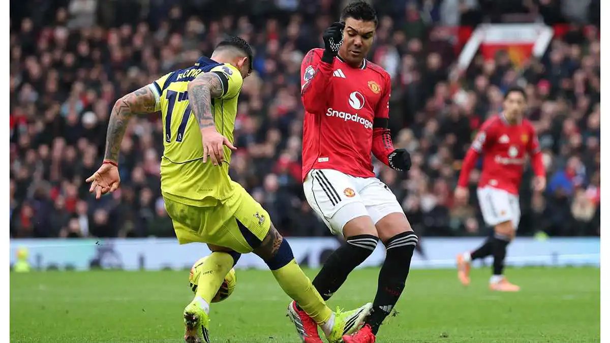 تدخل مرعب من روميرو على كاسيميرو في مباراة مانشستر يونايتد وتوتنهام (فيديو)