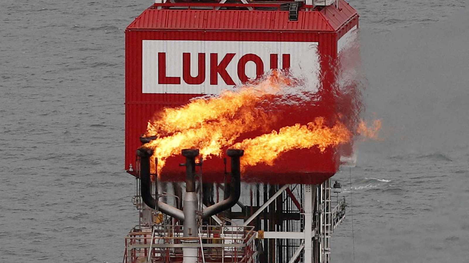 للمرة الأولى.. أوكرانيا تستهدف منصة نفط روسية في بحر قزوين (فيديو)