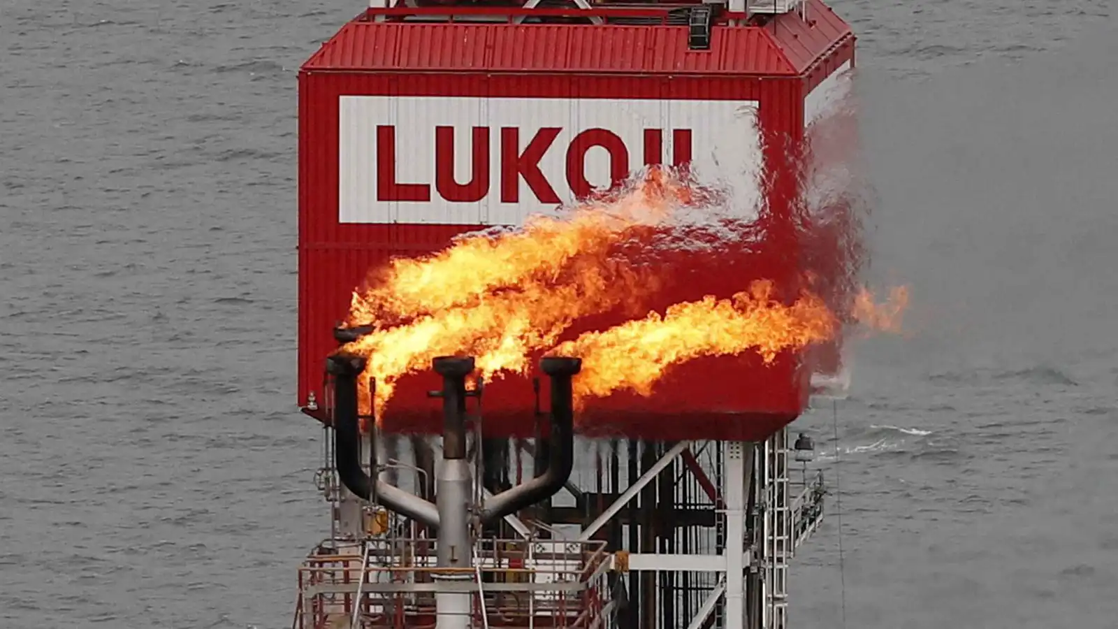 للمرة الأولى.. أوكرانيا تستهدف منصة نفط روسية في بحر قزوين (فيديو)