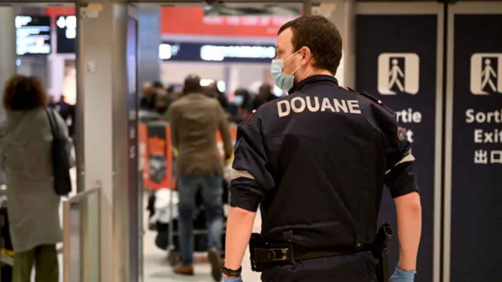 "خطوة استفزازية".. فرنسا تمنع  زوجة سفير جزائري دخول أراضيها