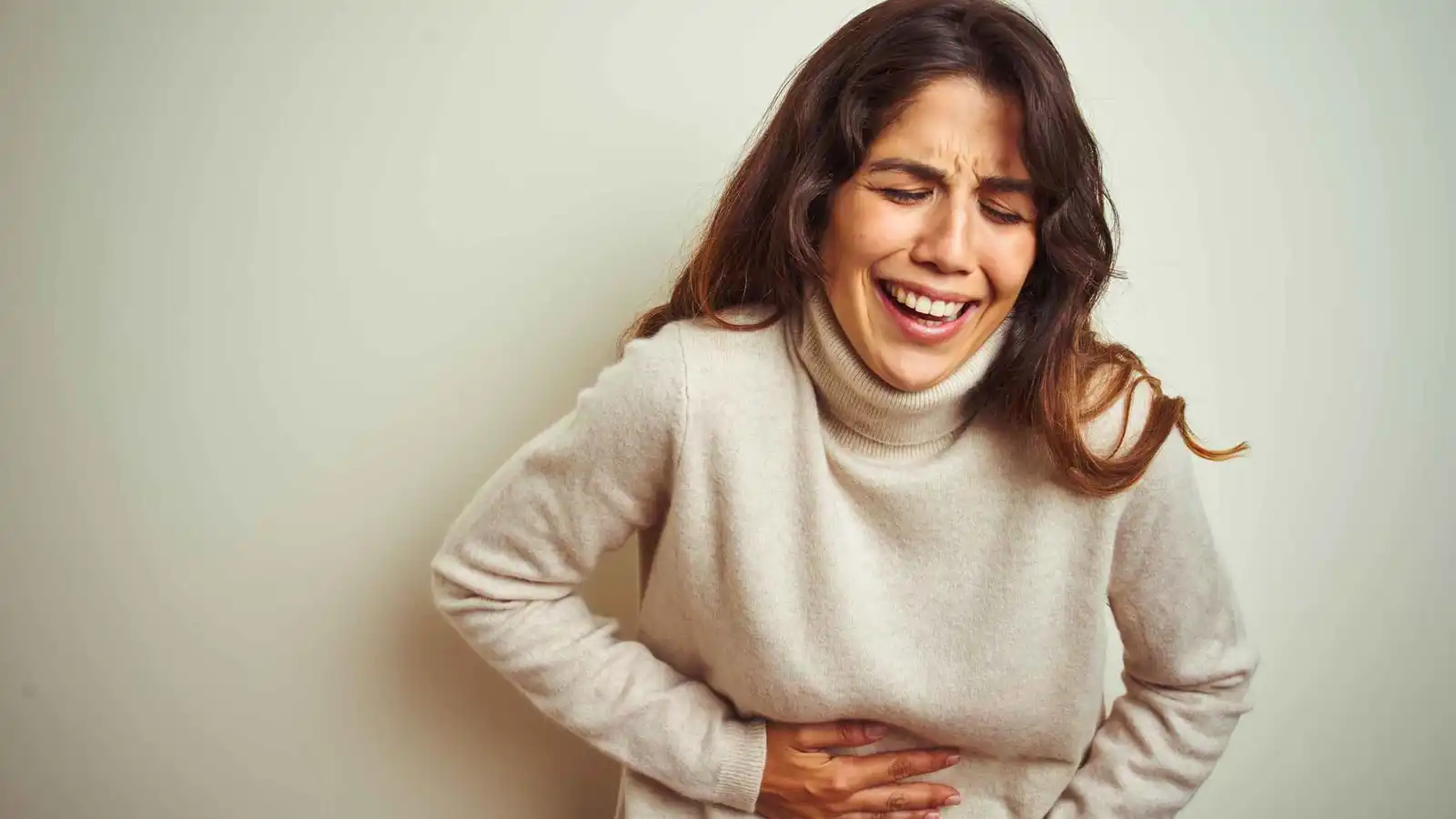 ما علاقة "الضحك" بمتلازمة القولون العصبي؟