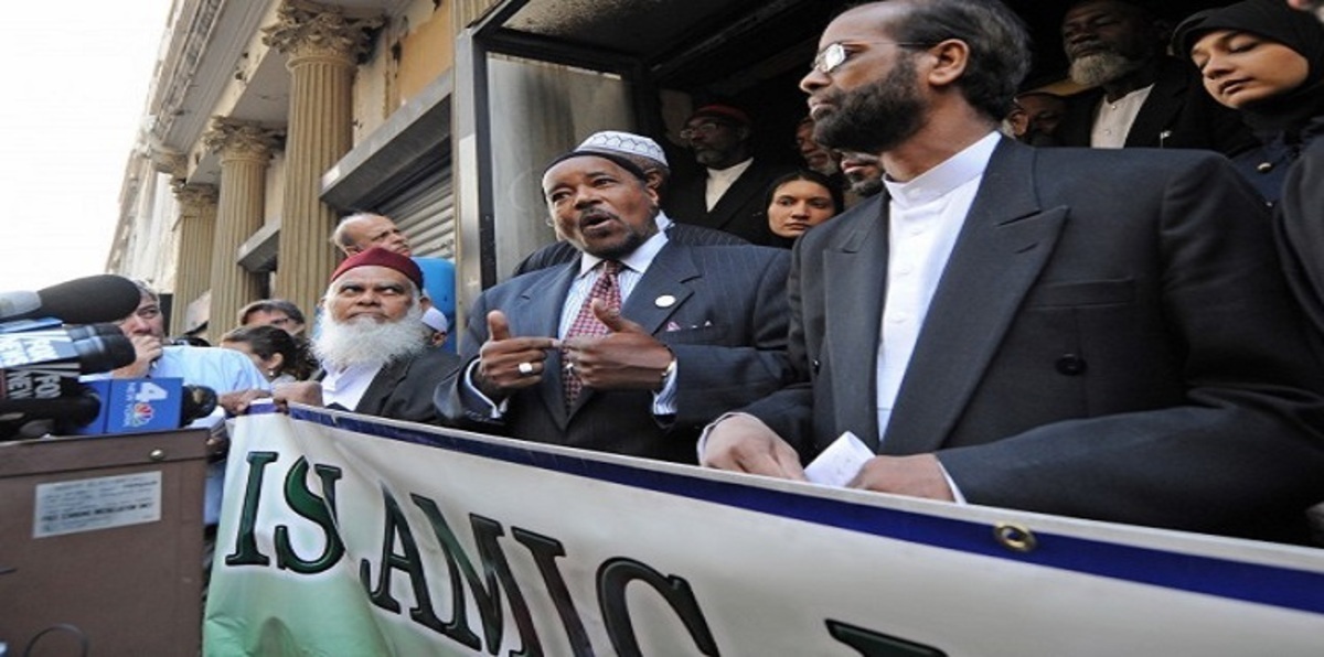 بعدما دعمهم أوباما قضائيًا.. هل يحارب ترامب المسلمين من محراب المسجد؟