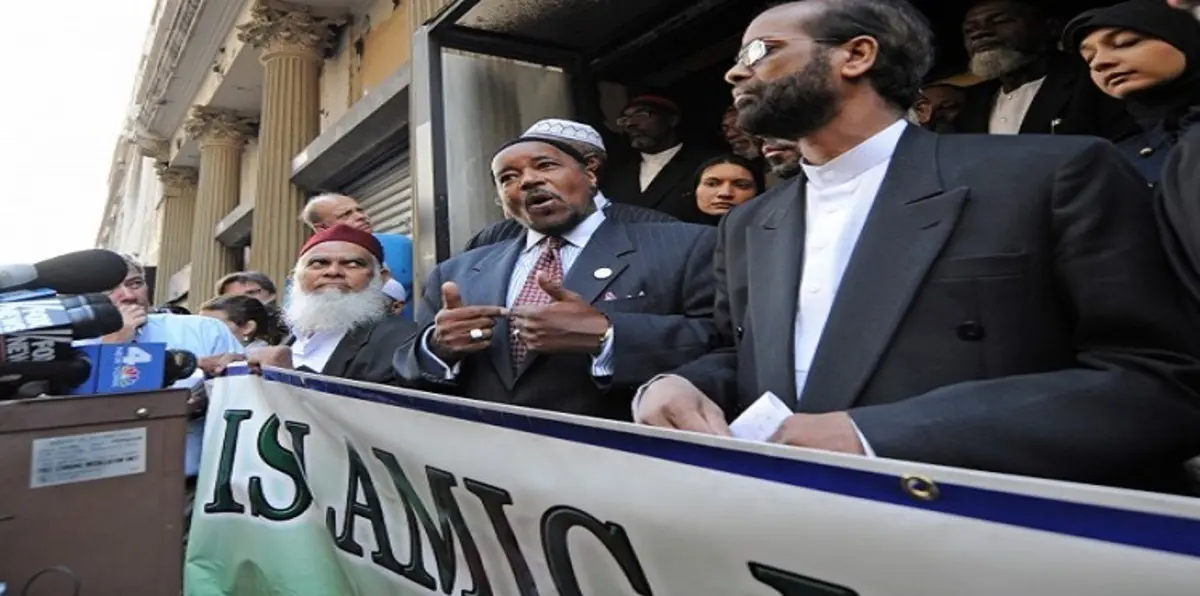 بعدما دعمهم أوباما قضائيًا.. هل يحارب ترامب المسلمين من محراب المسجد؟