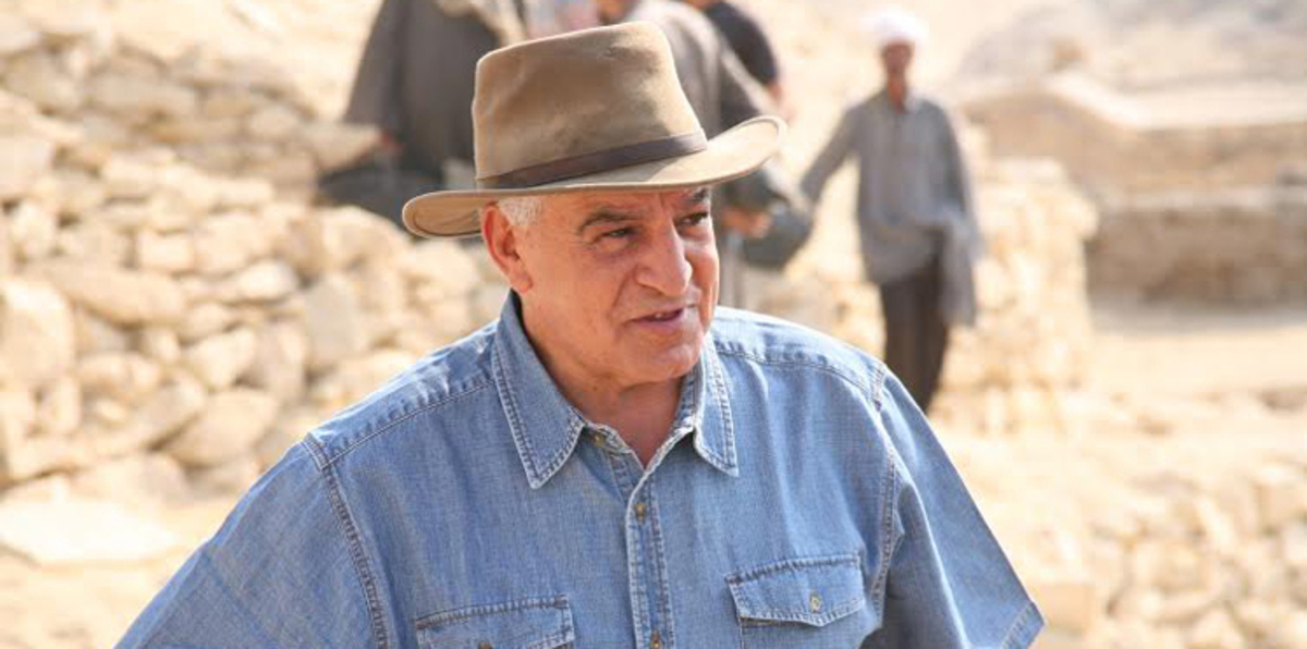 زاهي حواس: كل من ظهر في فيديو بيع الآثار "خائن"