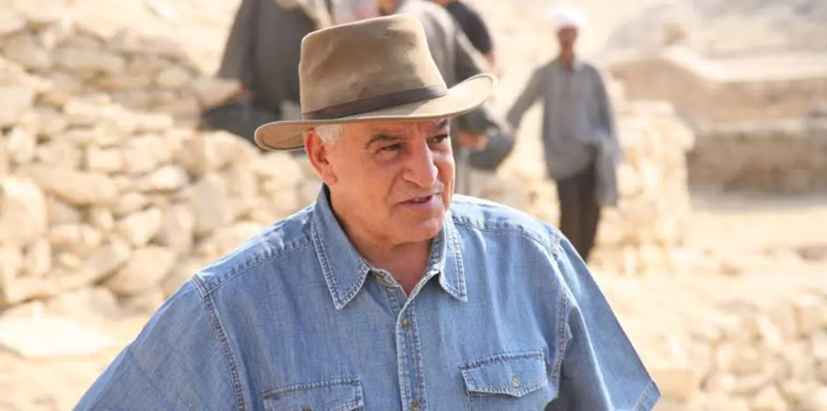 زاهي حواس: كل من ظهر في فيديو بيع الآثار "خائن"