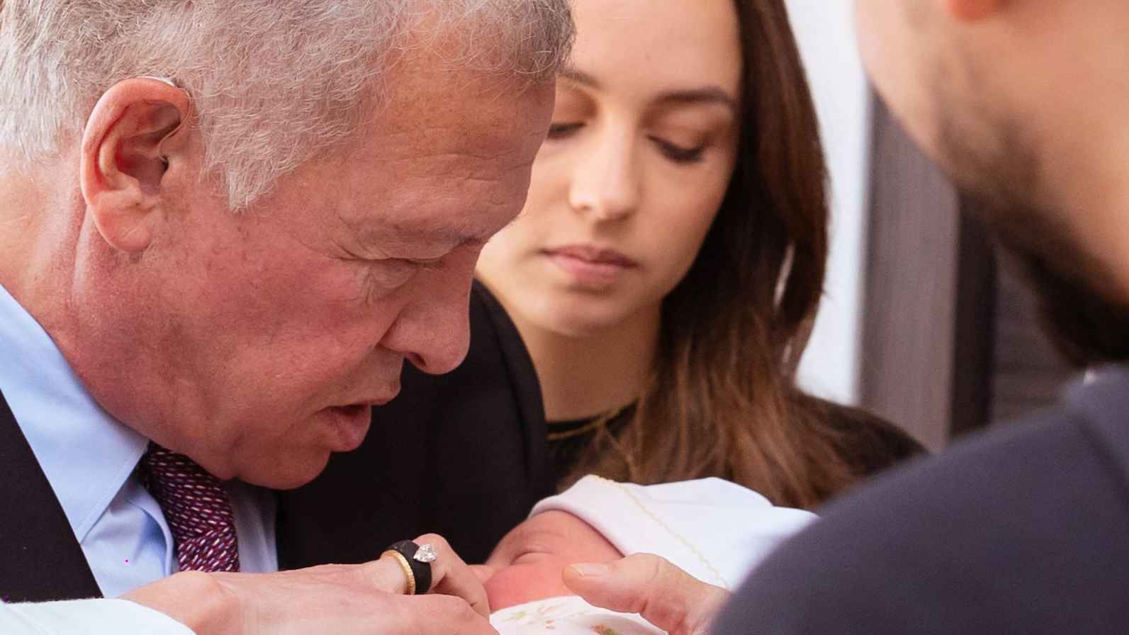 الأميرة إيمان في لحظة دافئة مع جدها الملك عبد الله الثاني (صورة)