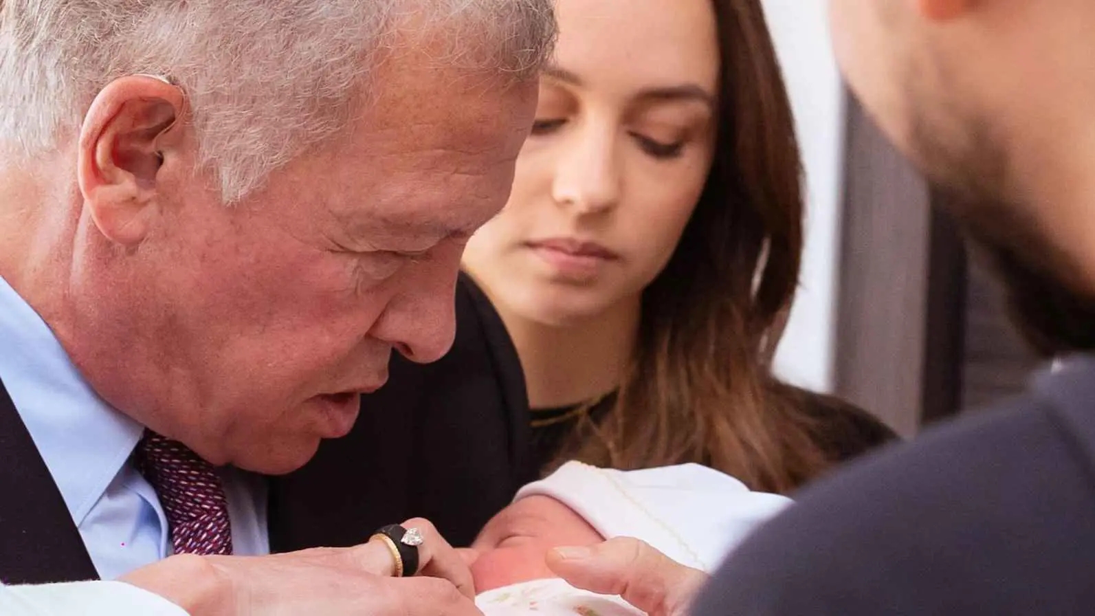 الأميرة إيمان في لحظة دافئة مع جدها الملك عبد الله الثاني (صورة)