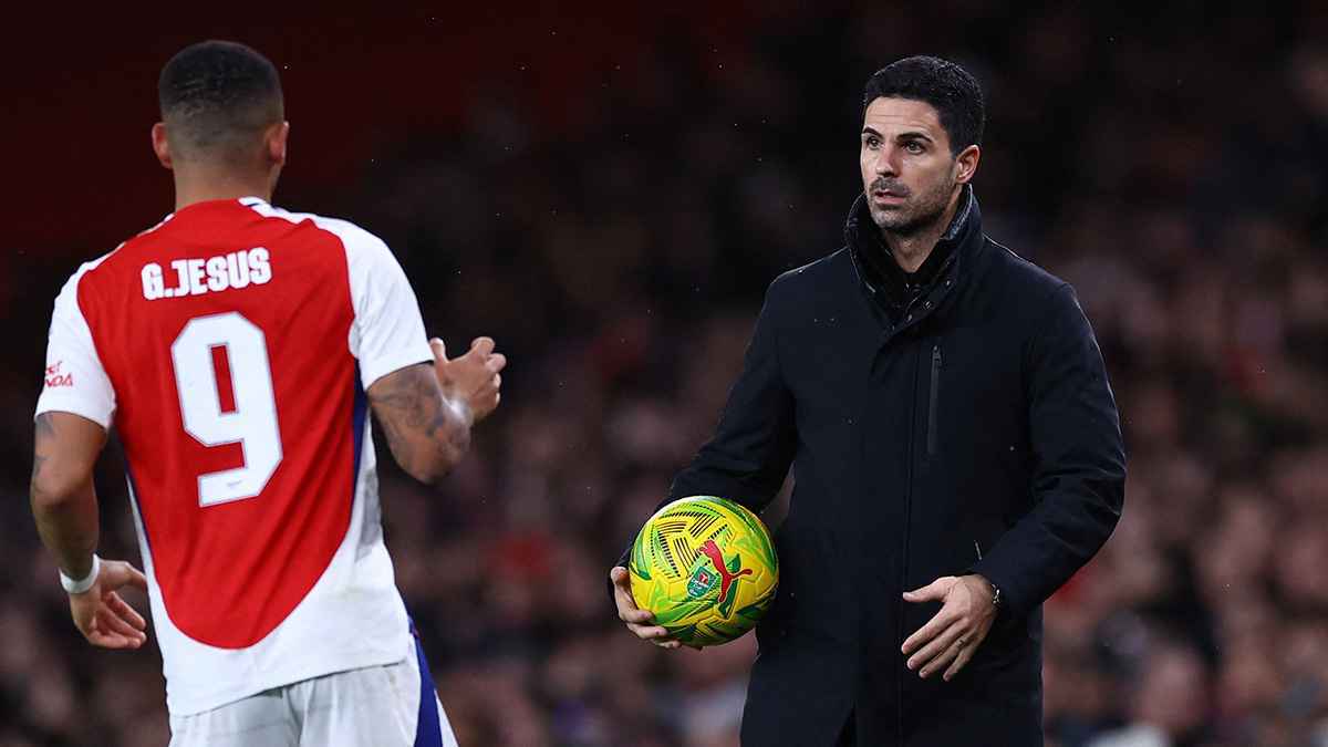 غادر مسرعا.. صحفي يحرج أرتيتا بسؤال عن "حمل زوجات" لاعبي آرسنال (فيديو)