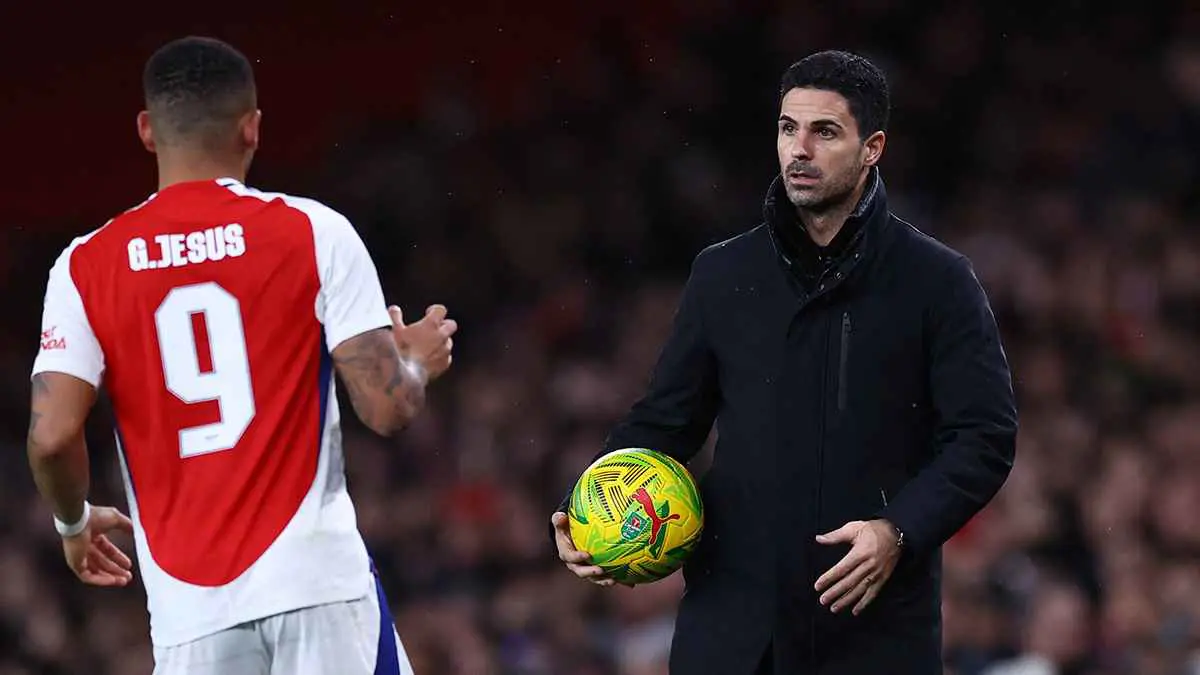 غادر مسرعا.. صحفي يحرج أرتيتا بسؤال عن "حمل زوجات" لاعبي آرسنال (فيديو)