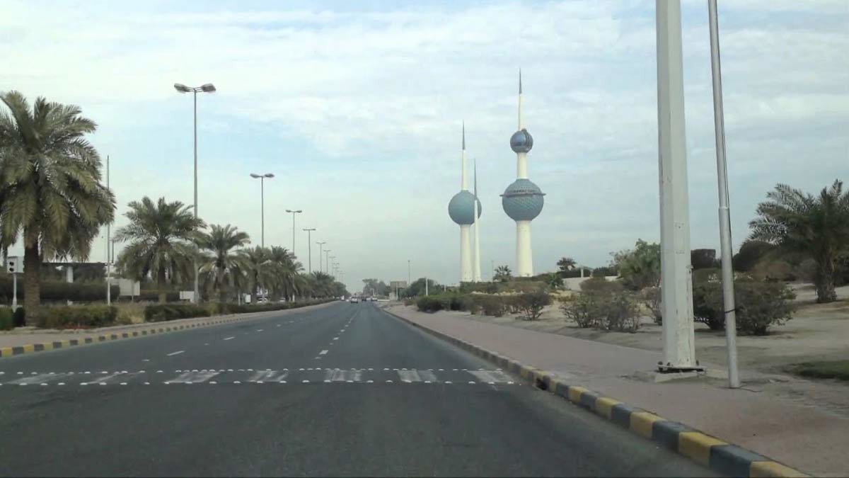 تحرش بفتاة يقود إلى الاصطدام بـ3 مركبات في الكويت