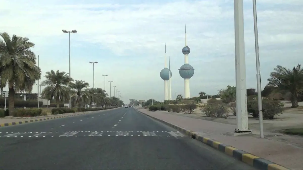 تحرش بفتاة يقود إلى الاصطدام بـ3 مركبات في الكويت