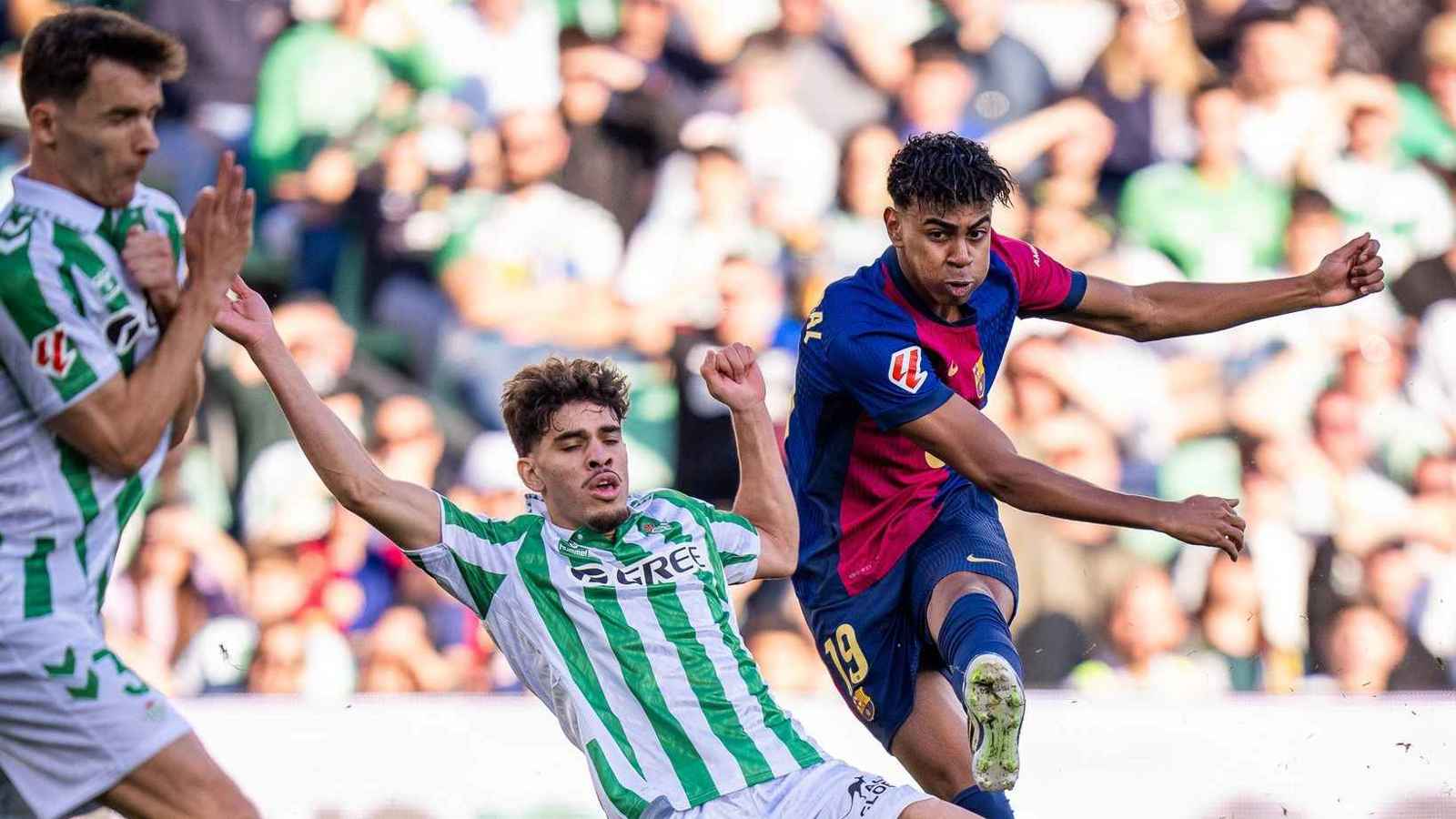 بث مباشر لمباراة برشلونة ضد ريال بيتيس في الدوري الإسباني 