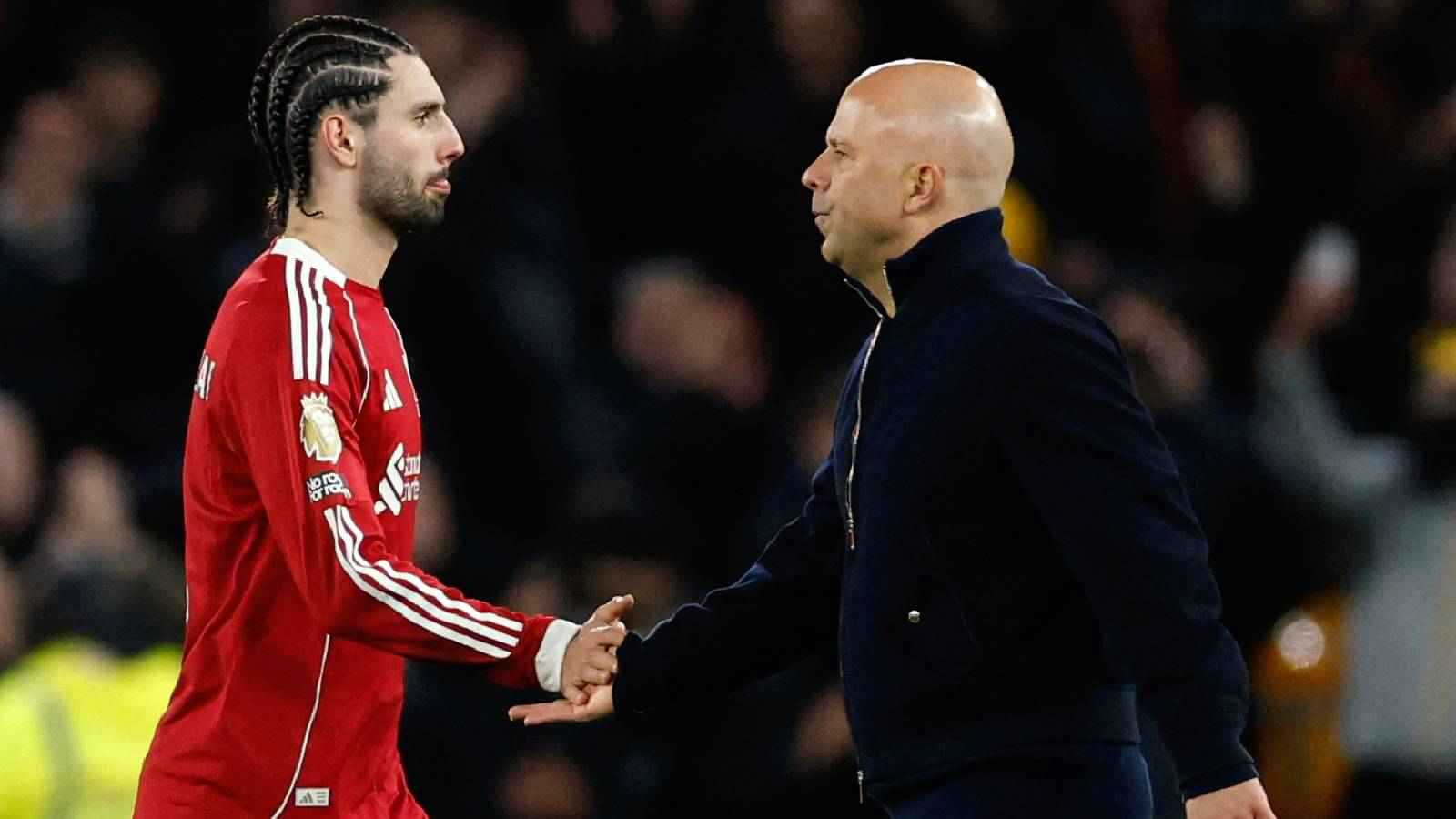 لماذا يجب إقالة سلوت فوراً من تدريب ليفربول؟ 