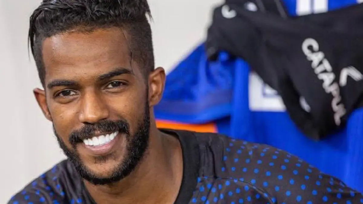 حقيقة الصفقة التبادلية بين الهلال والشباب بشأن نواف العابد وعبد الله الحمدان