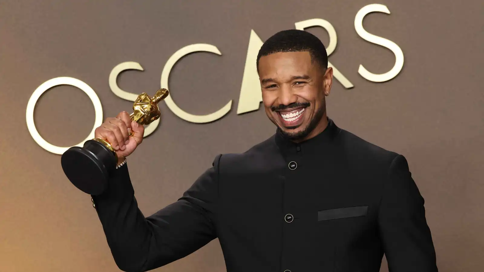 مايكل بي جوردان يقتنص أوسكار "أفضل ممثل" ويحقق حلمه الأول (فيديو)