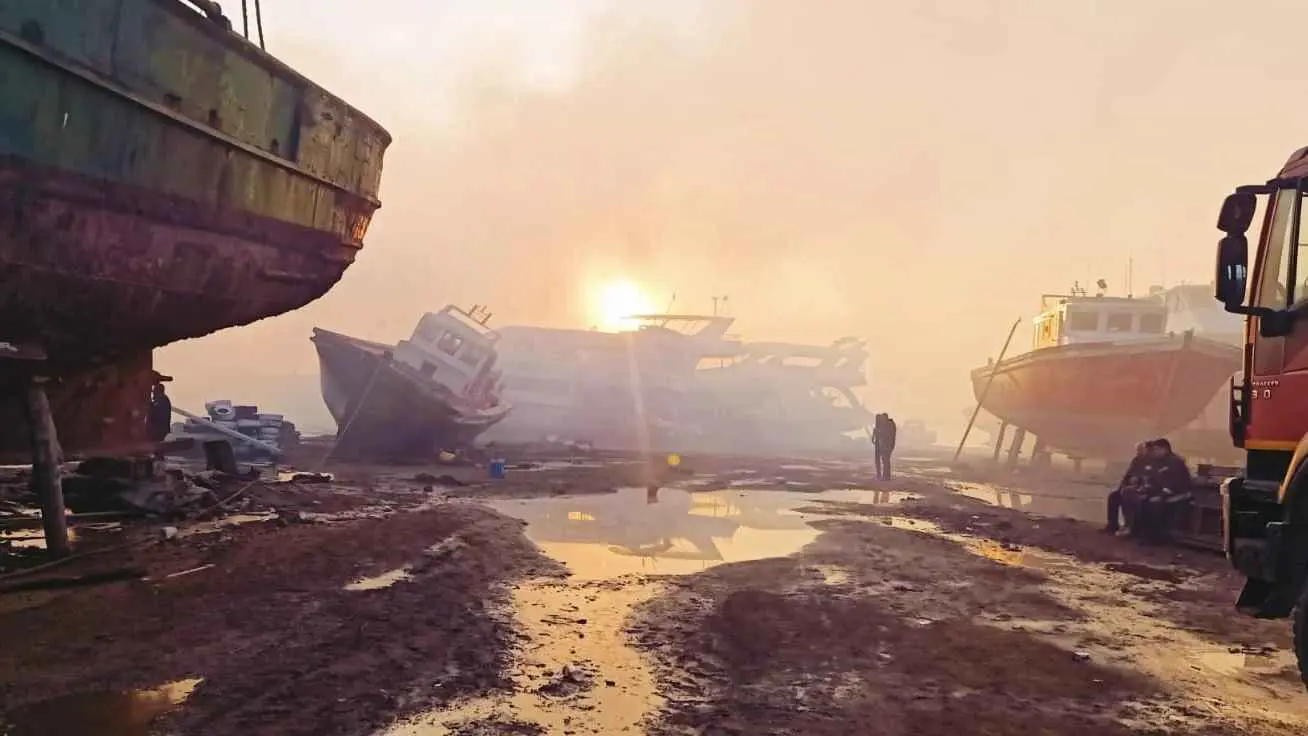 مصر.. حريق "كبير" في موقع لإصلاح السفن بالسويس (فيديو)