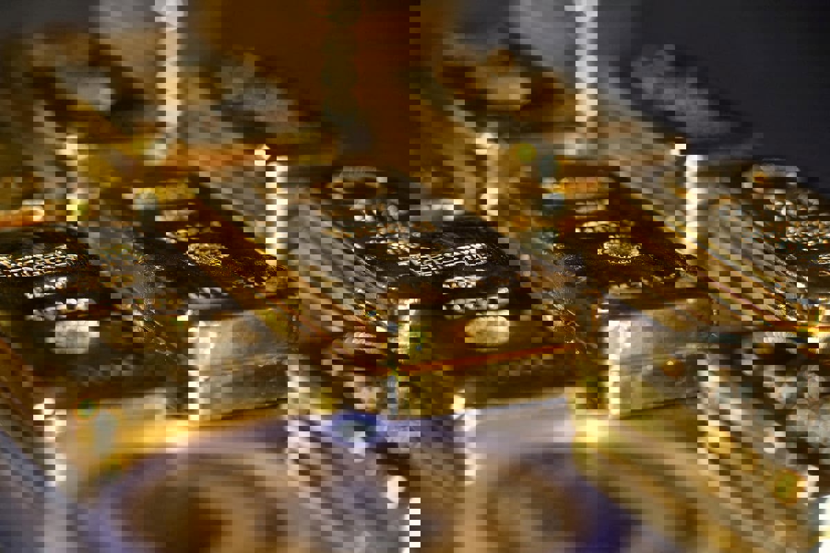 الذهب قرب مستوى قياسي مرتفع وسط تكهنات بقرب خفض الفائدة