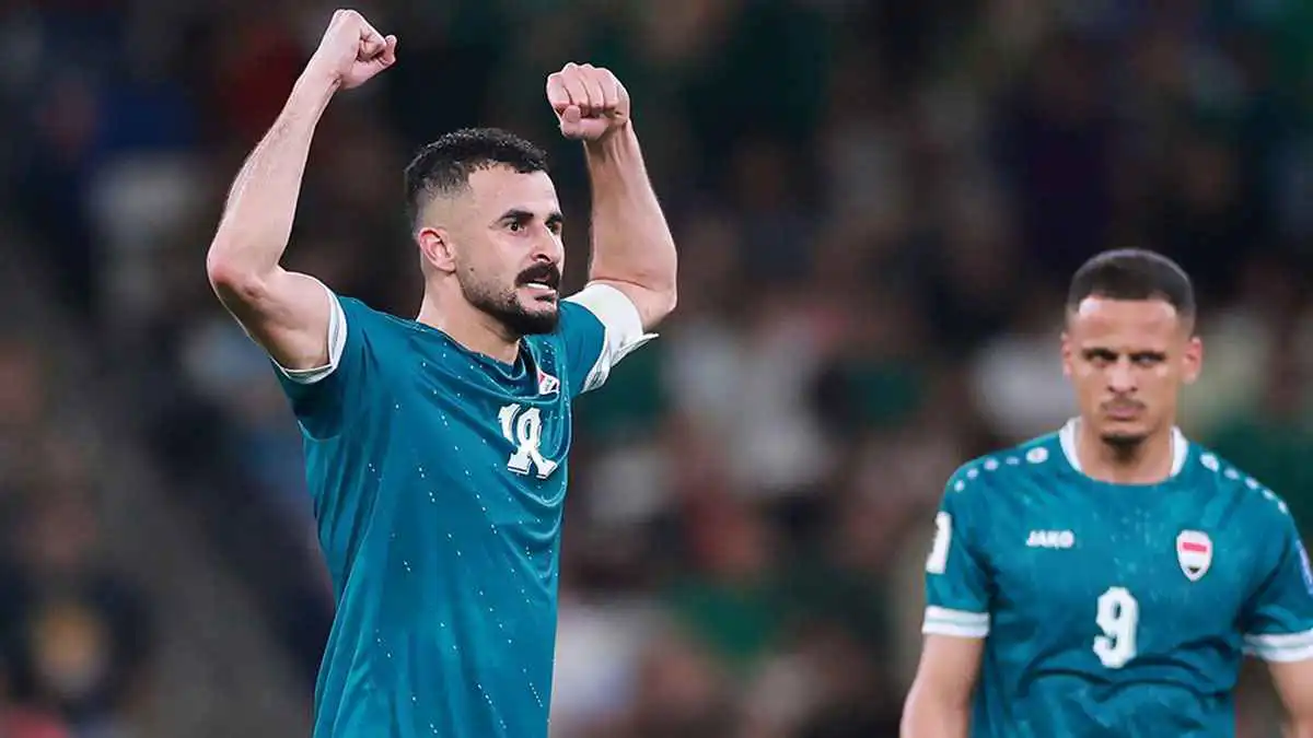 رقصة عفوية.. احتفال رائع من أيمن حسين بعد قيادته العراق للتأهل للمونديال (فيديو)