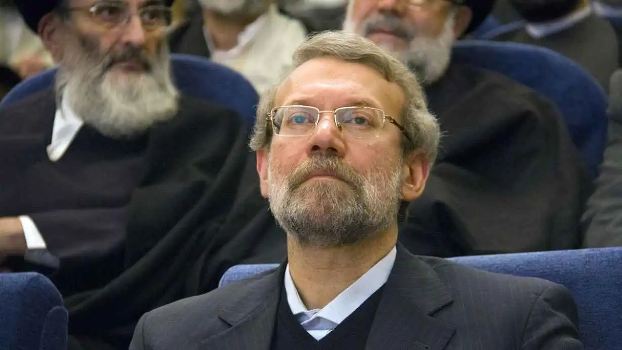 المونيتور: زيارة لاريجاني تستهدف استعادة موطئ قدم إستراتيجي "متقلص" لإيران