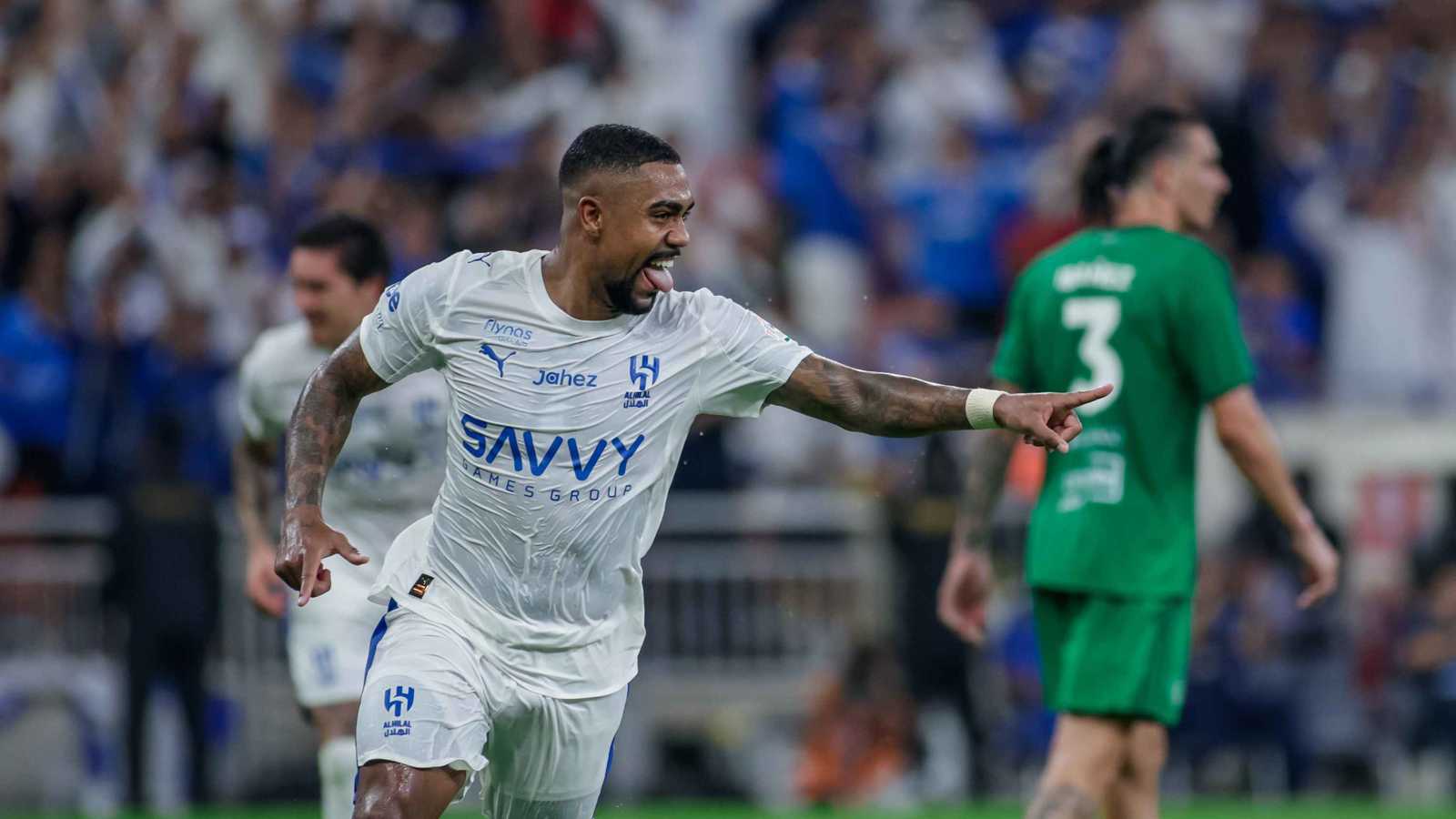 رد فعل مثير من لاعبي الأهلي بعد هدف الهلال الثالث في الكلاسيكو السعودي (فيديو)