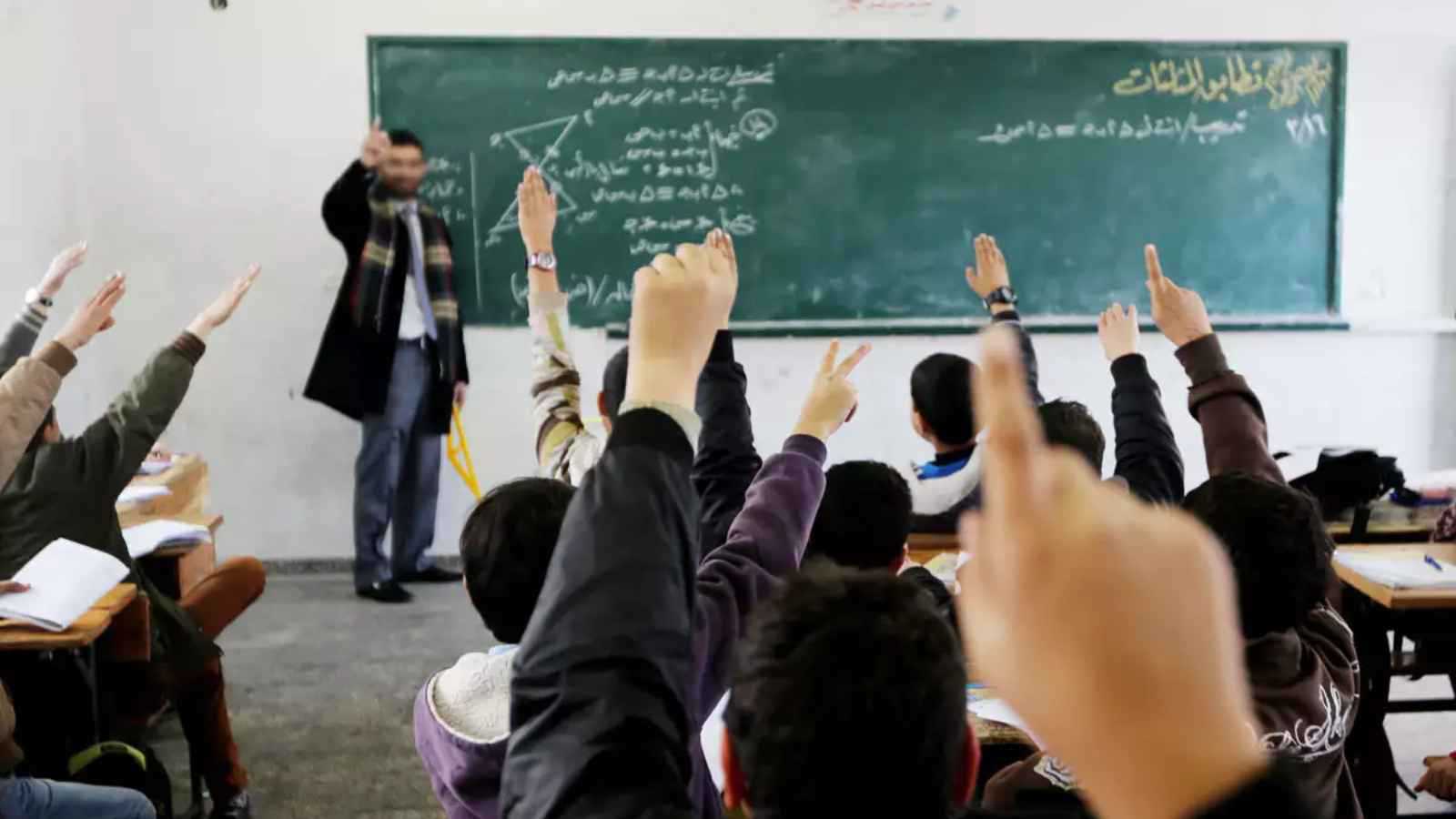 تدليك أرجل إجباري.. مديرة تُحوّل طلابها إلى خدَم داخل الفصل