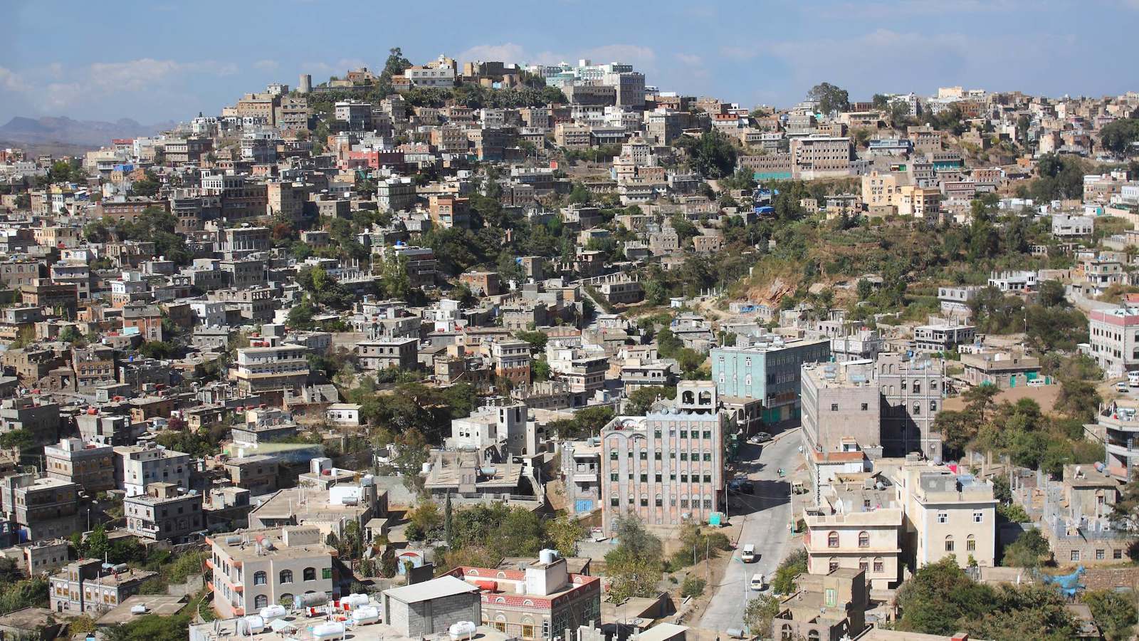 اليمن.. حوثي يحرق بائع حلويات بالزيت المغلي (فيديو)