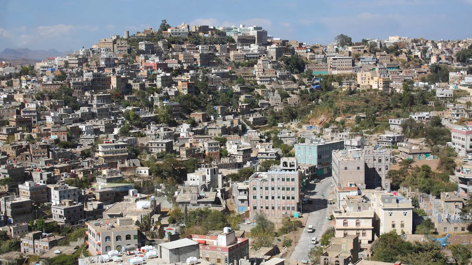 اليمن.. حوثي يحرق بائع حلويات بالزيت المغلي (فيديو)