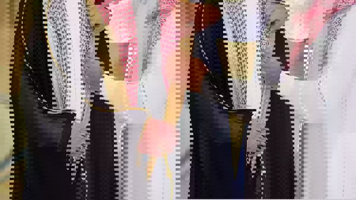 السعودية تلزم المسؤولين وكبار الموظفين بارتداء البشت في العمل