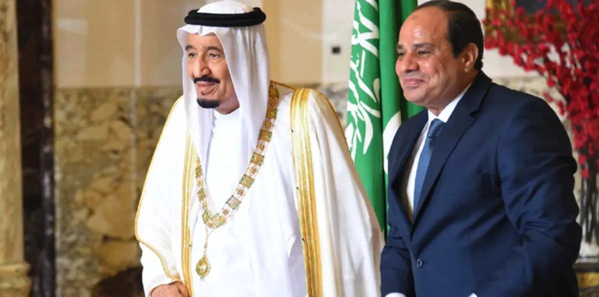 بالصور.. الملك سلمان يلتقي السيسي أثناء كلمة أمير قطر بالقمة العربية