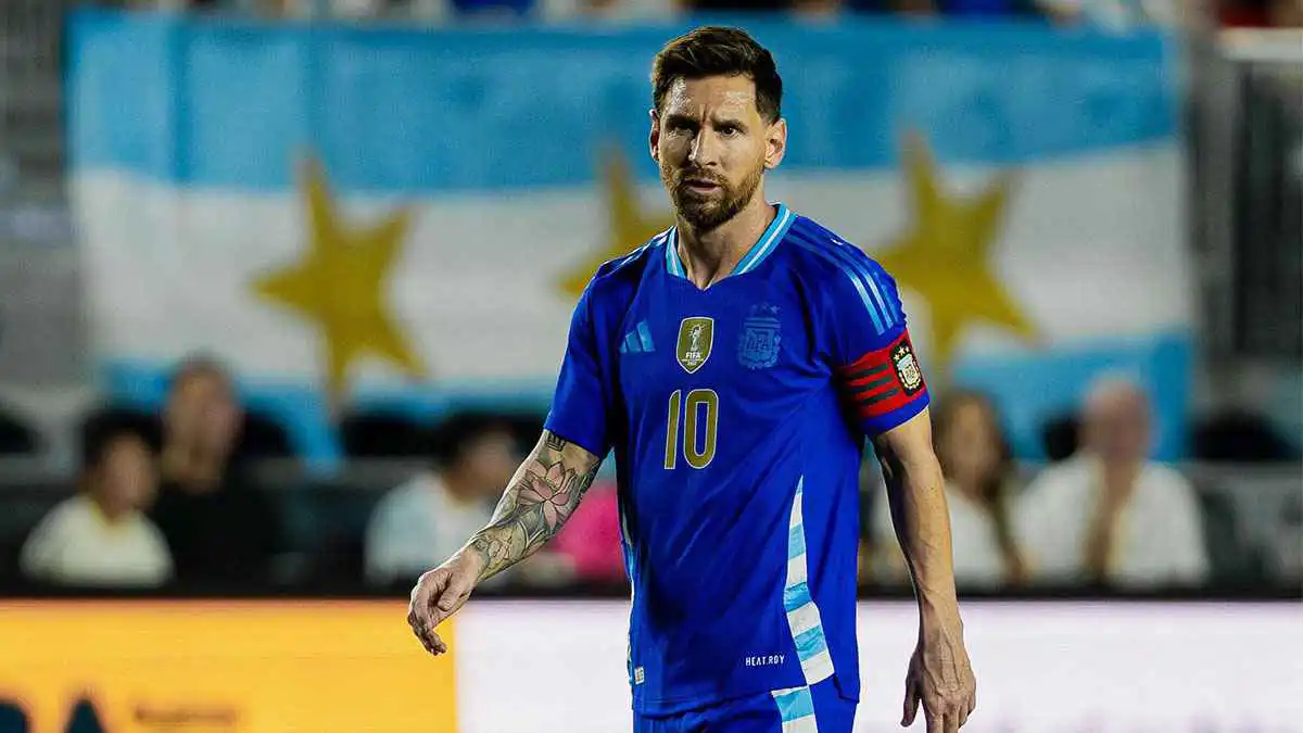 هل سخر من ميسي؟ نجم برشلونة السابق يحتفل بتتويج المغرب بكأس العالم للشباب (صورة)