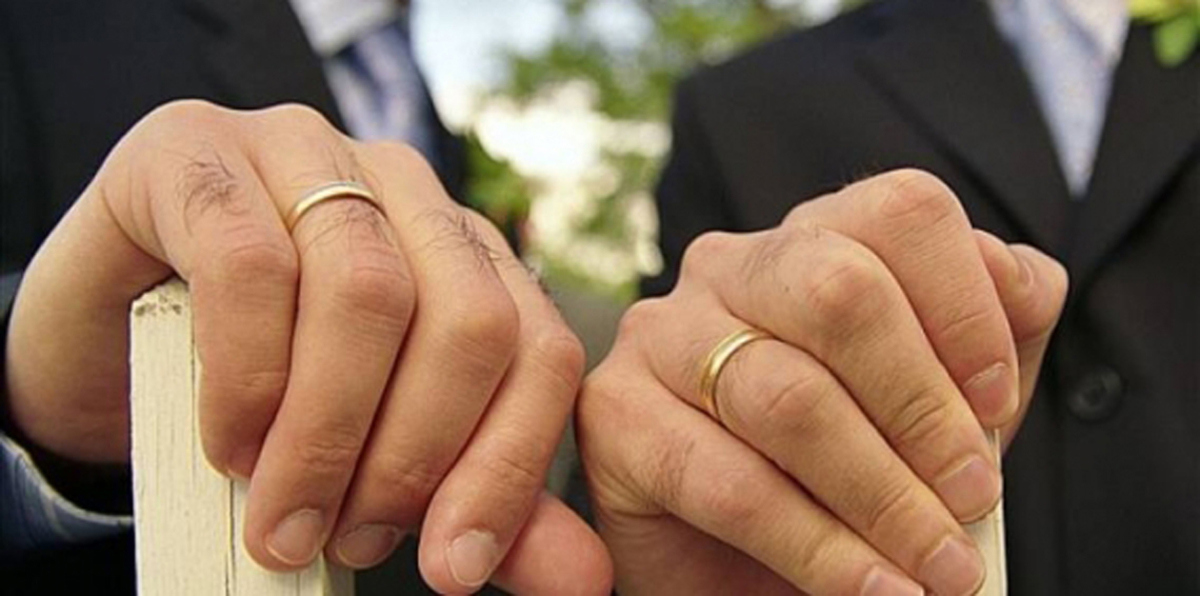 أحدهما نجل وزير أسبق.. مثليان لبنانيان يثيران جدلًا واسعًا بعد زواجهما (فيديو)