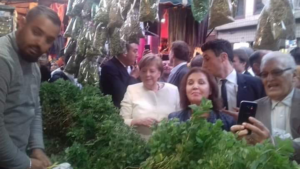 ميركل تتجول في أسواق مراكش (فيديو)