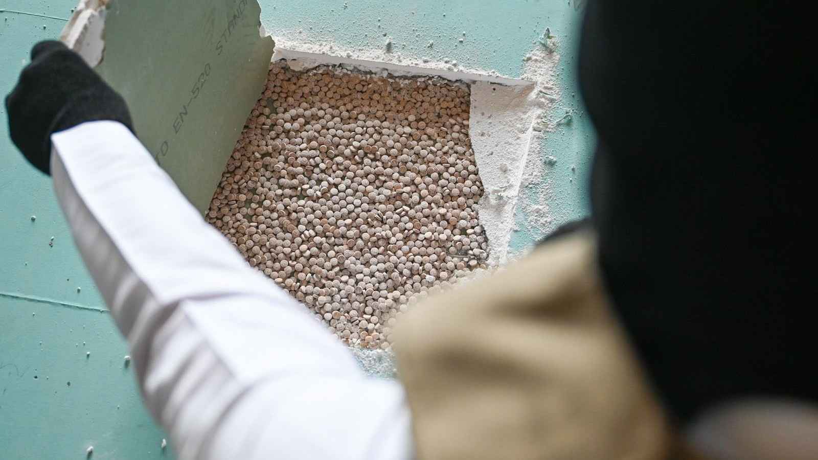 السعودية تفكك شبكة تهريب مخدرات تضم موظفين حكوميين