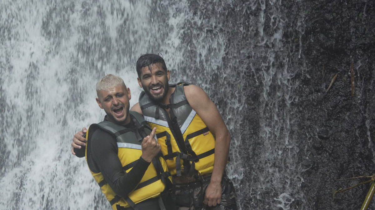 إصابة صالح جمعة نجم النادي الأهلي المصري بـ"كدمات" أثناء مقلب "رامز في الشلال" (فيديو)