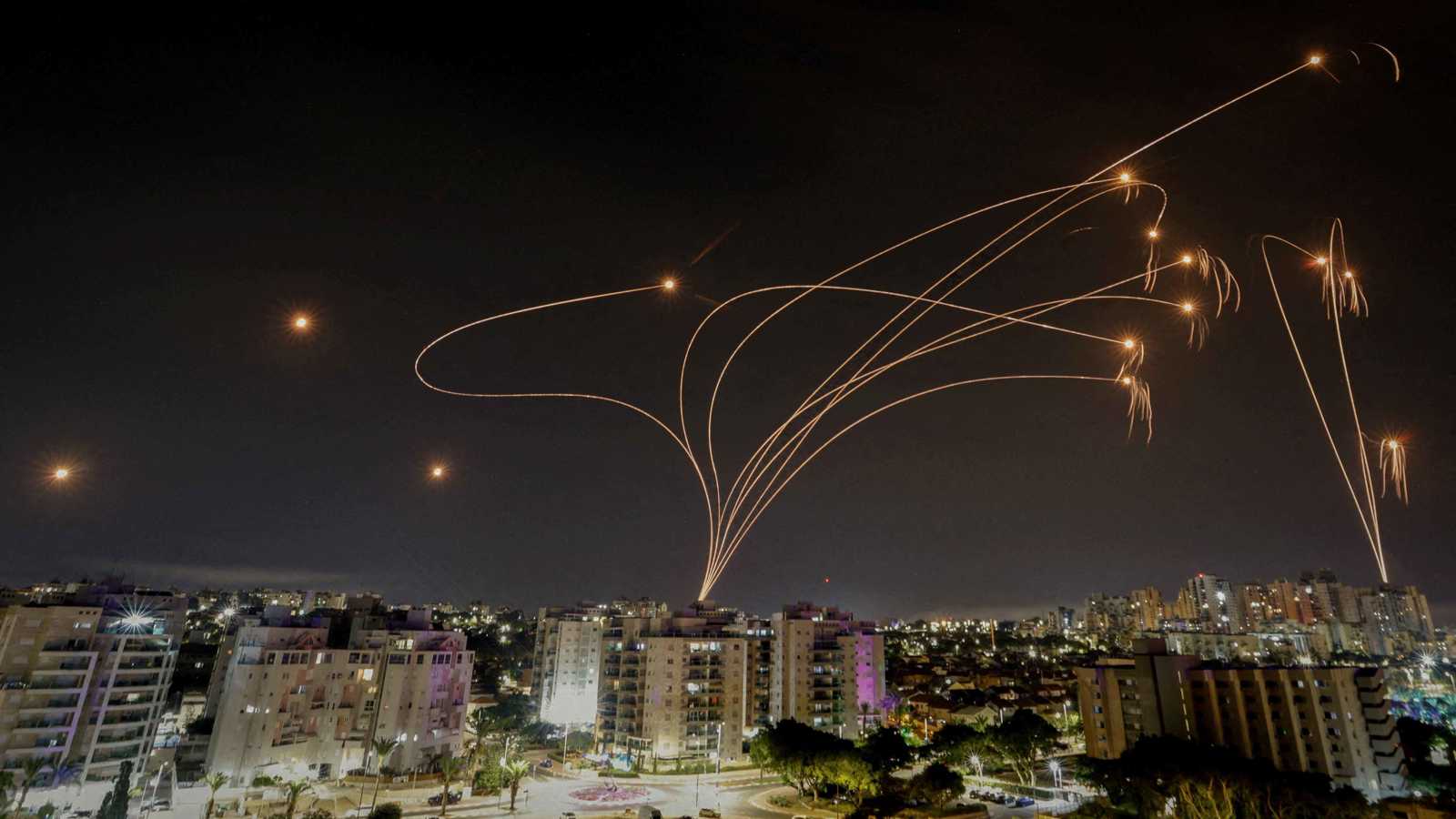 بصاروخ انشطاري ومسيّرتين.. الحوثيون يعلنون استهداف مواقع عدة في إسرائيل